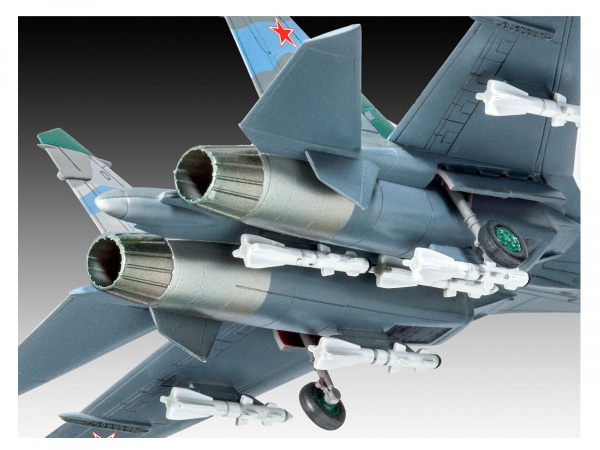 03948 Revell Советский самолет Су-27 (1:144)