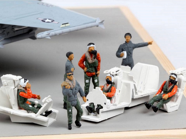 02402 Revell Фигурки современных пилотов НАТО (1:72)